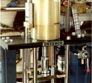 空圧式アスファルト混合物圧縮クリープ試験機
