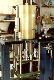 空圧式アスファルト混合物圧縮クリープ試験機